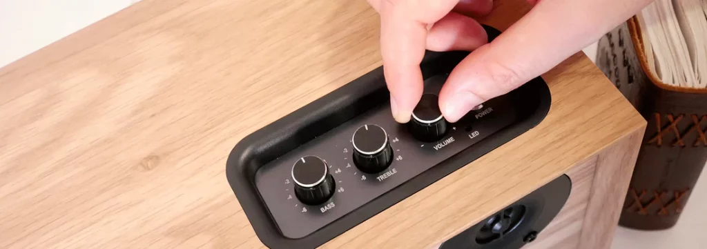 equipo de sonido se oye bajo