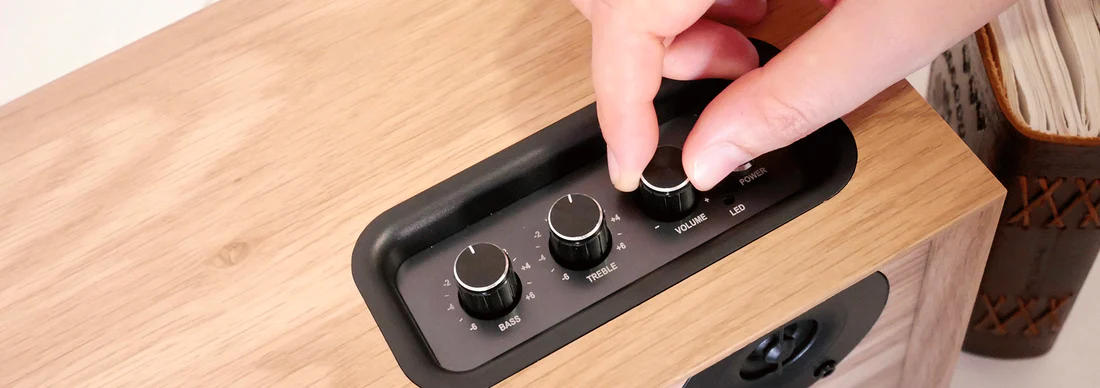 El equipo de sonido se escucha bajo o sin potencia: causas y soluciones